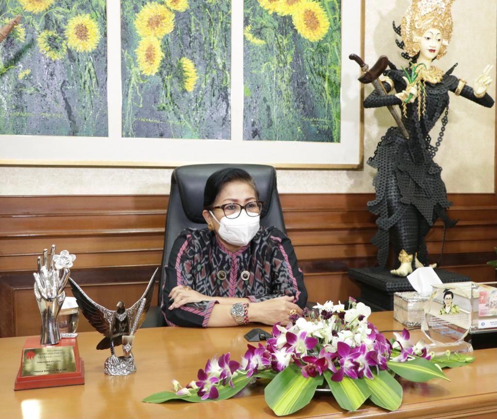 podiumnews.com-Ny Putri Koster Apresiasi Kolaborasi Penyair dan Perupa dalam Buku 'Gajah Mina'